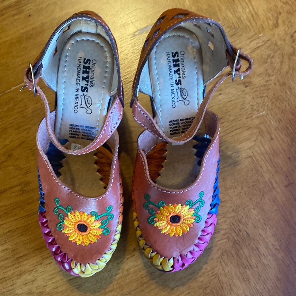 Beautiful Platform Shoes(4”heel) Size: USA: 7/Mex: 24. Handmade in Mex